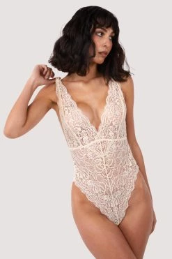Wolf & Whistle New In Ariana Vanilla Lace Body